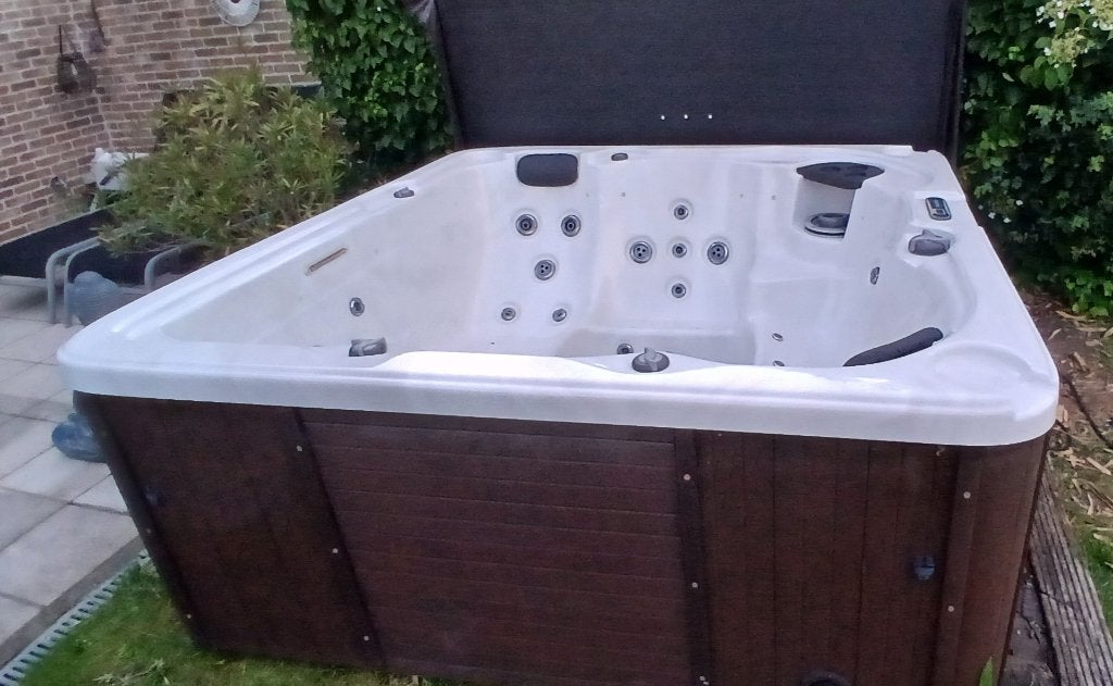 Jacuzzi TE KOOP * buitenkans*, Ophalen, Gebruikt, Vast