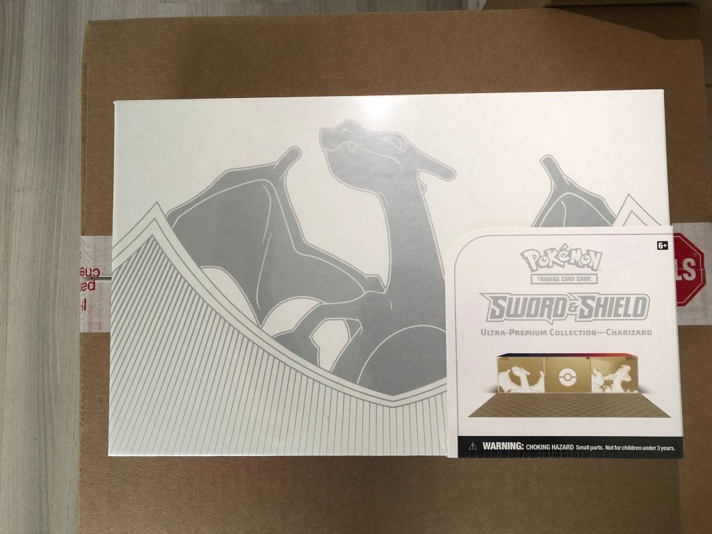 Boîte de collection ultra premium Charizard, épée et bouclie, Enlèvement ou Envoi, Neuf, Booster box