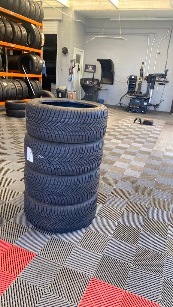 225/40/18-91w merk tristone zomer banden per stuk 60 eur, Ophalen