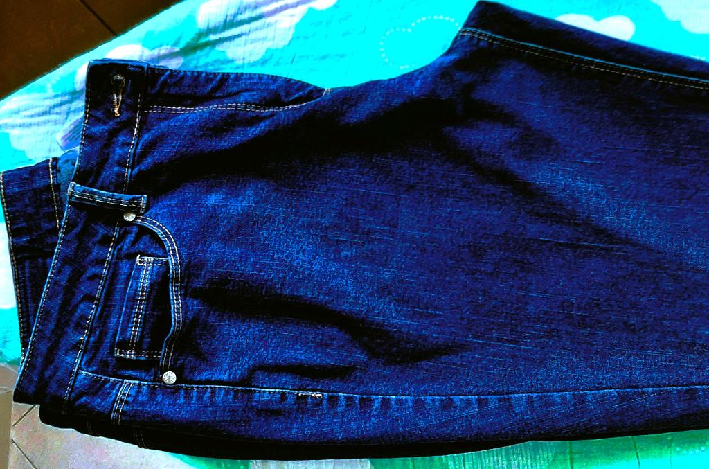 Te koop: Mooie spijkerbroek van "Damart", 44, Kleding | Dames, Spijkerbroeken en Jeans, Ophalen, Blauw, Zo goed als nieuw, W33 - W36 (confectie 42/44)