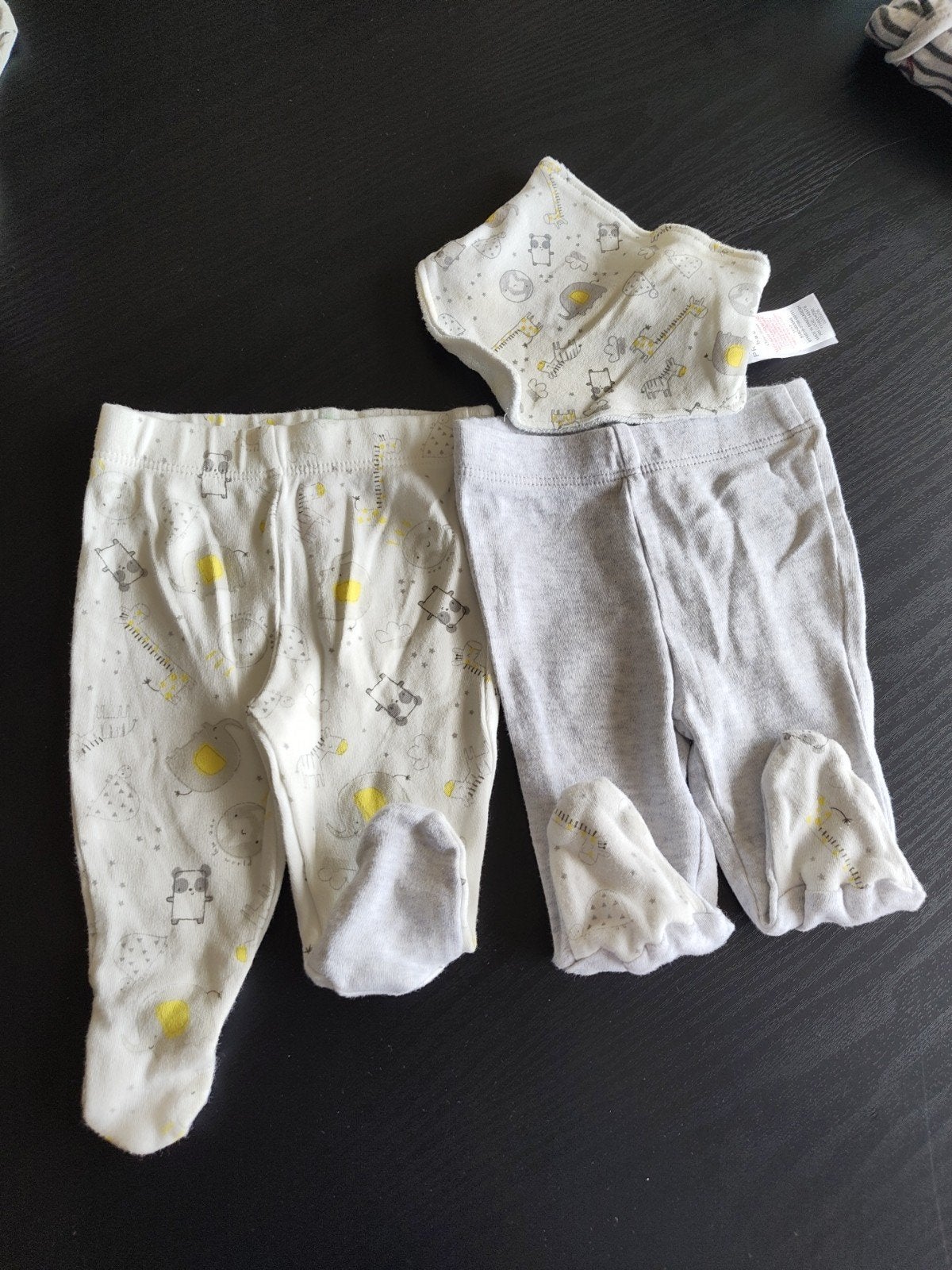 2 broekjes met voetjes baby maat 50, Enfants & Bébés, Vêtements de bébé | Taille 50, Enlèvement