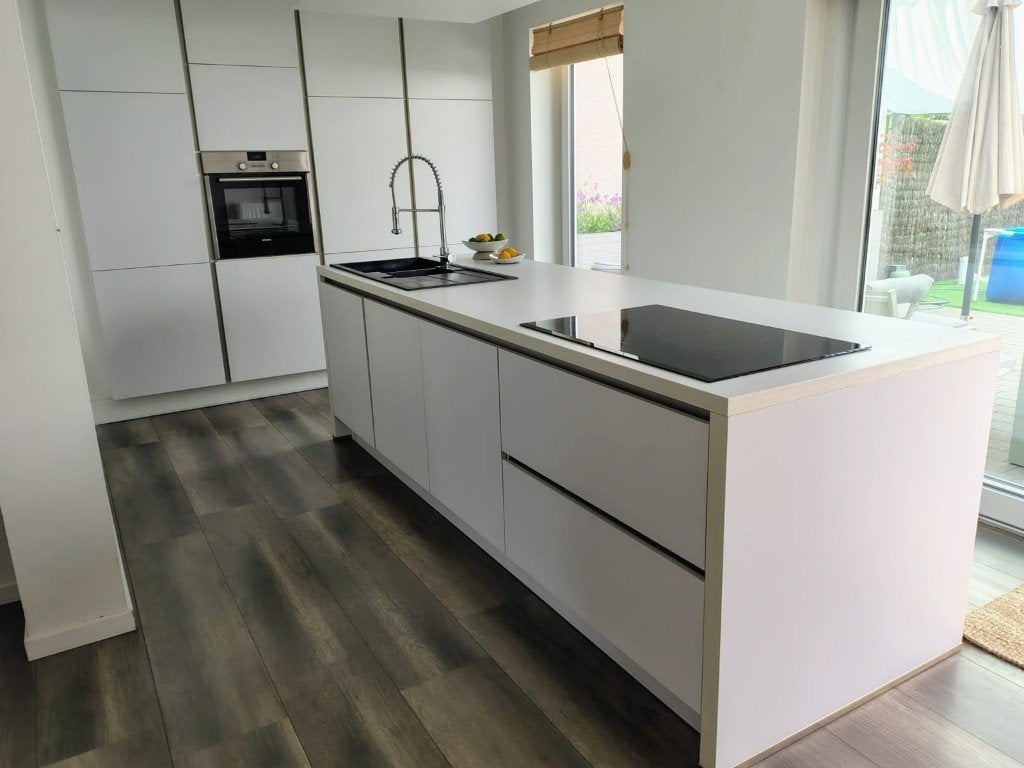 Keuken eiland Eggo incl kookplaat en dampkapgroep Siemens, Huis en Inrichting, Keuken | Complete keukens, Ophalen, Gebruikt, Wit
