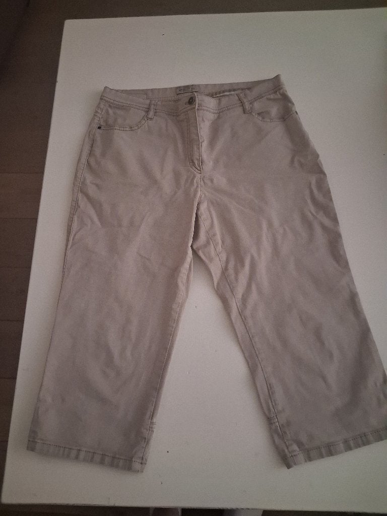 Beige Bermuda Brax city Sport Medium, Ophalen of Verzenden, Maat 42/44 (L), Beige