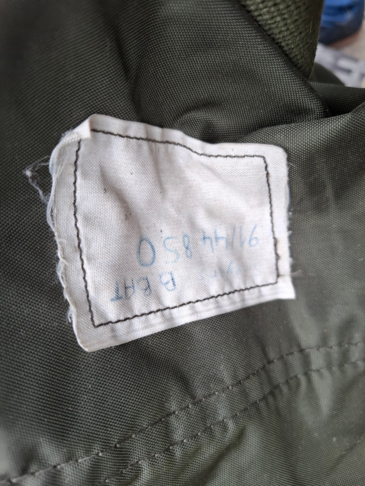 Plunjezak met Belgische militaria, Verzamelen, Militaria | Algemeen, Ophalen