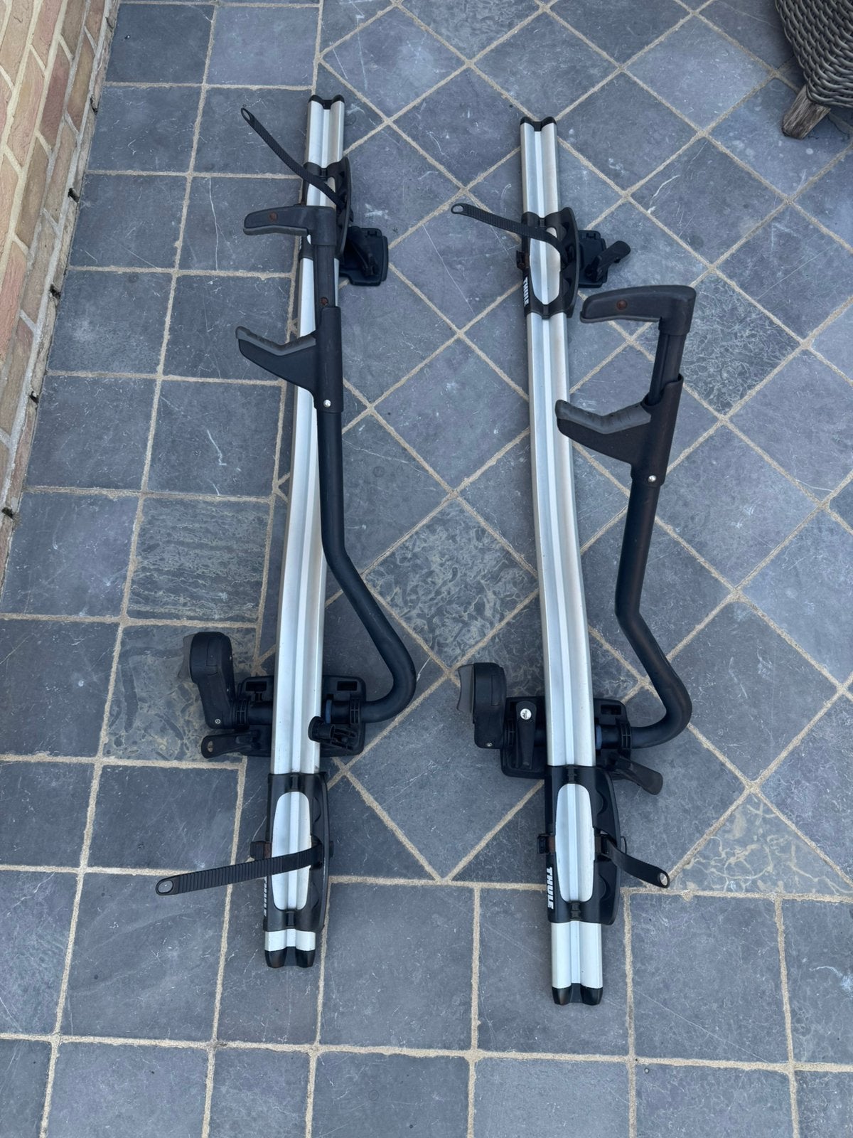 2 porte-vélos Thule pour barres de toit, Enlèvement, Utilisé, Galerie de toit