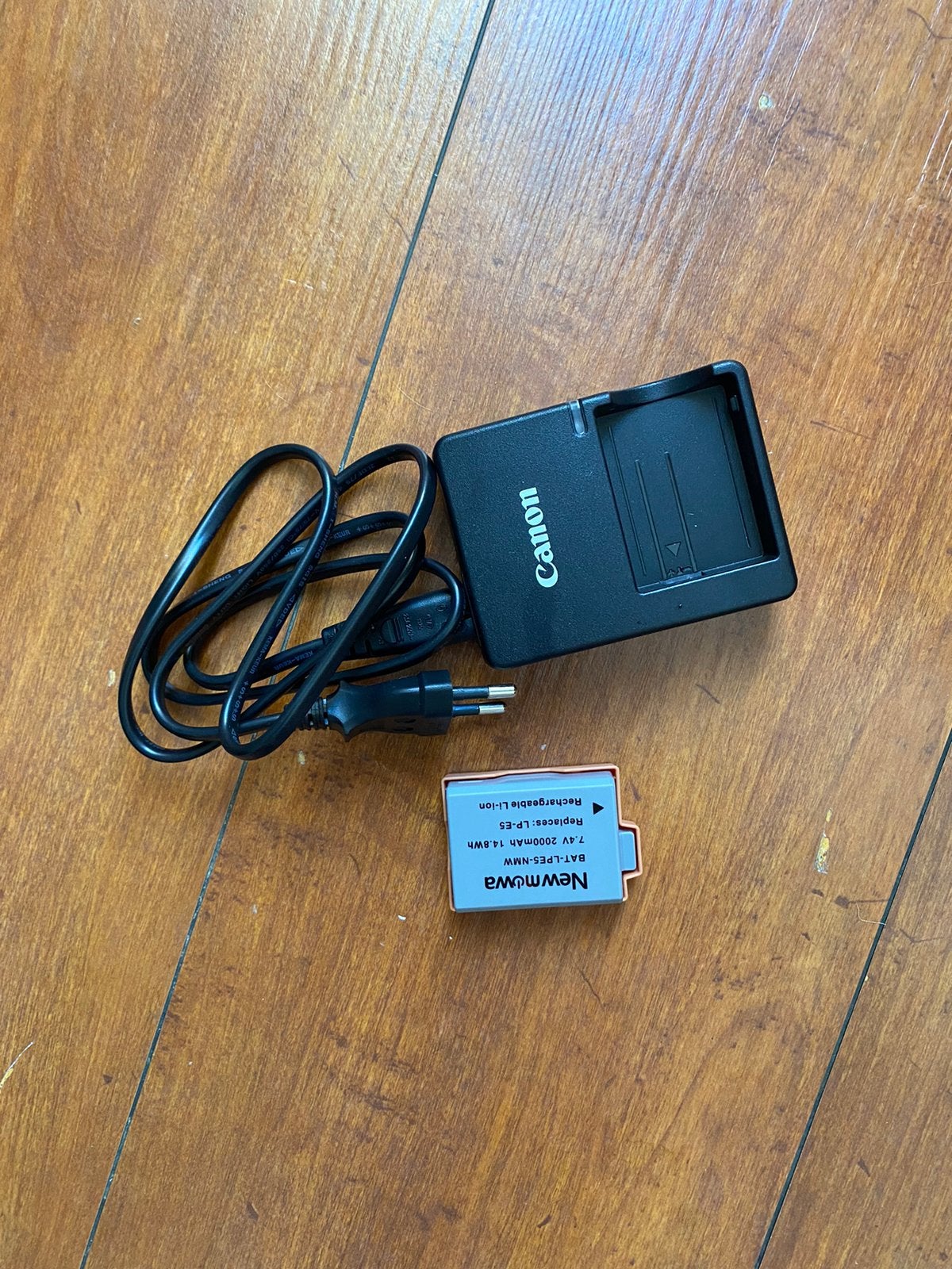 Oplader en nieuwe LP-E5-batterij, Ophalen of Verzenden, Zo goed als nieuw, Canon, Accu