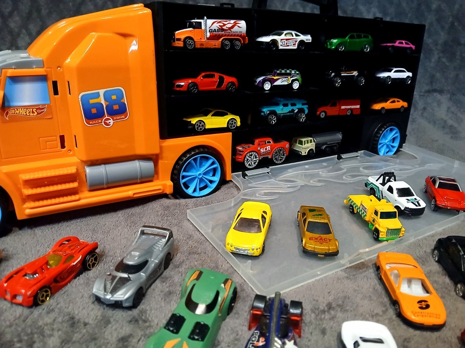 Grand camion mallette Hot Wheels + 30 voitures – COMME NEUF, Enlèvement