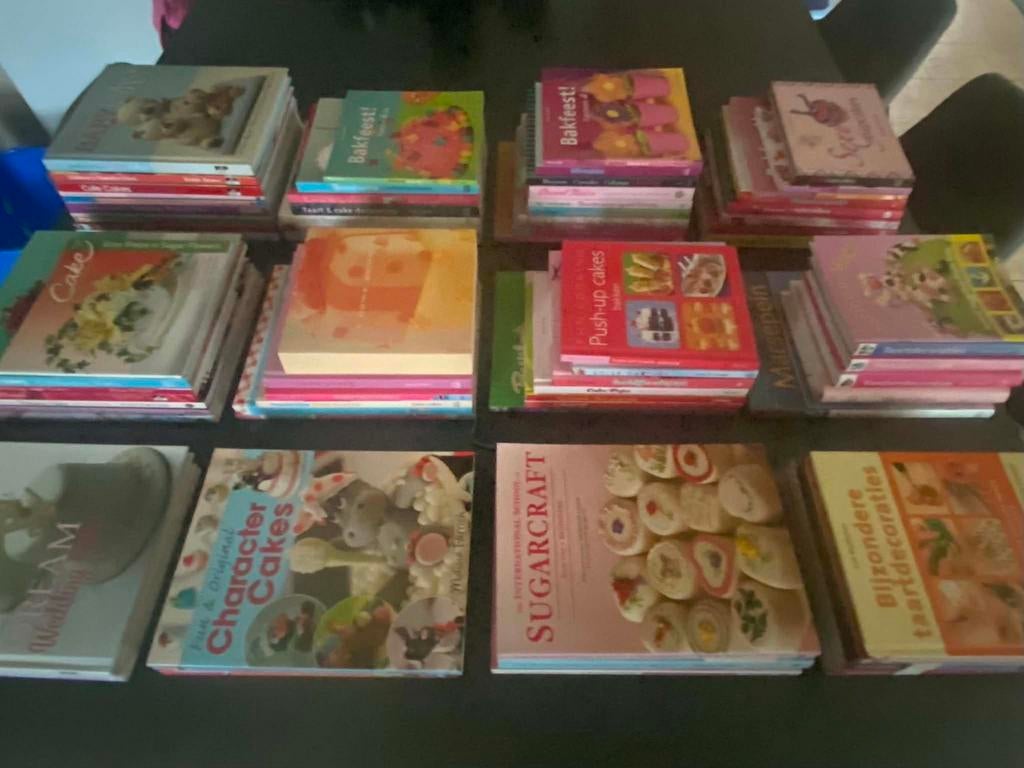 Lot van 73 boeken over bakken, decoreren van taart en gebak, Enlèvement ou Envoi, Comme neuf, Gâteaux et Tartes