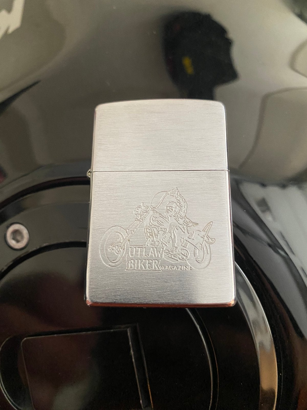 Briquet Zippo OUT LAW Biker Magazine, Ophalen of Verzenden, Zo goed als nieuw, Aansteker