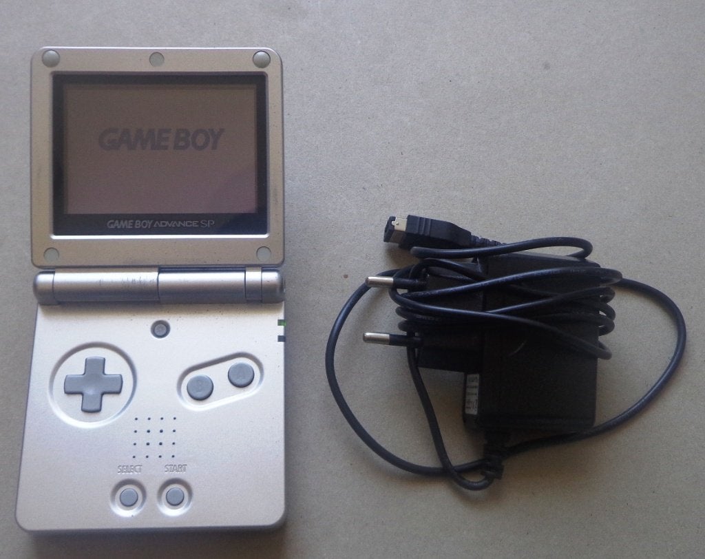 Gameboy Advance SP Silver + oplader, Ophalen of Verzenden, Gebruikt