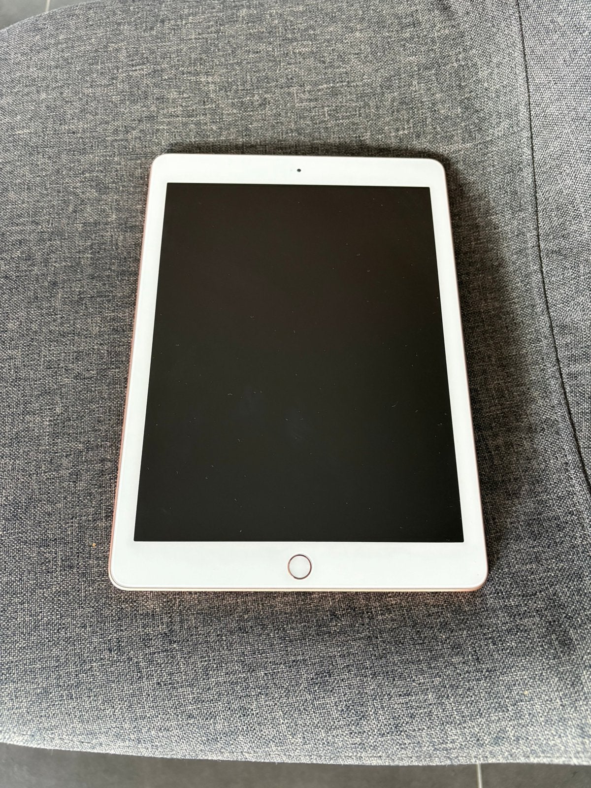 IPad 6th generation, WiFi, 32 GB, gold; plus cover, Computers en Software, Ophalen, Zo goed als nieuw, 32 GB