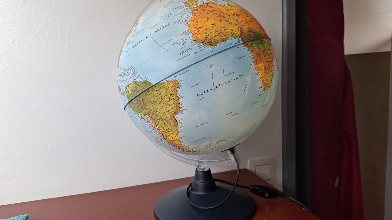 Lampe électrique mappemonde bon état, Maison & Meubles, Lampes | Lampes de table, Enlèvement