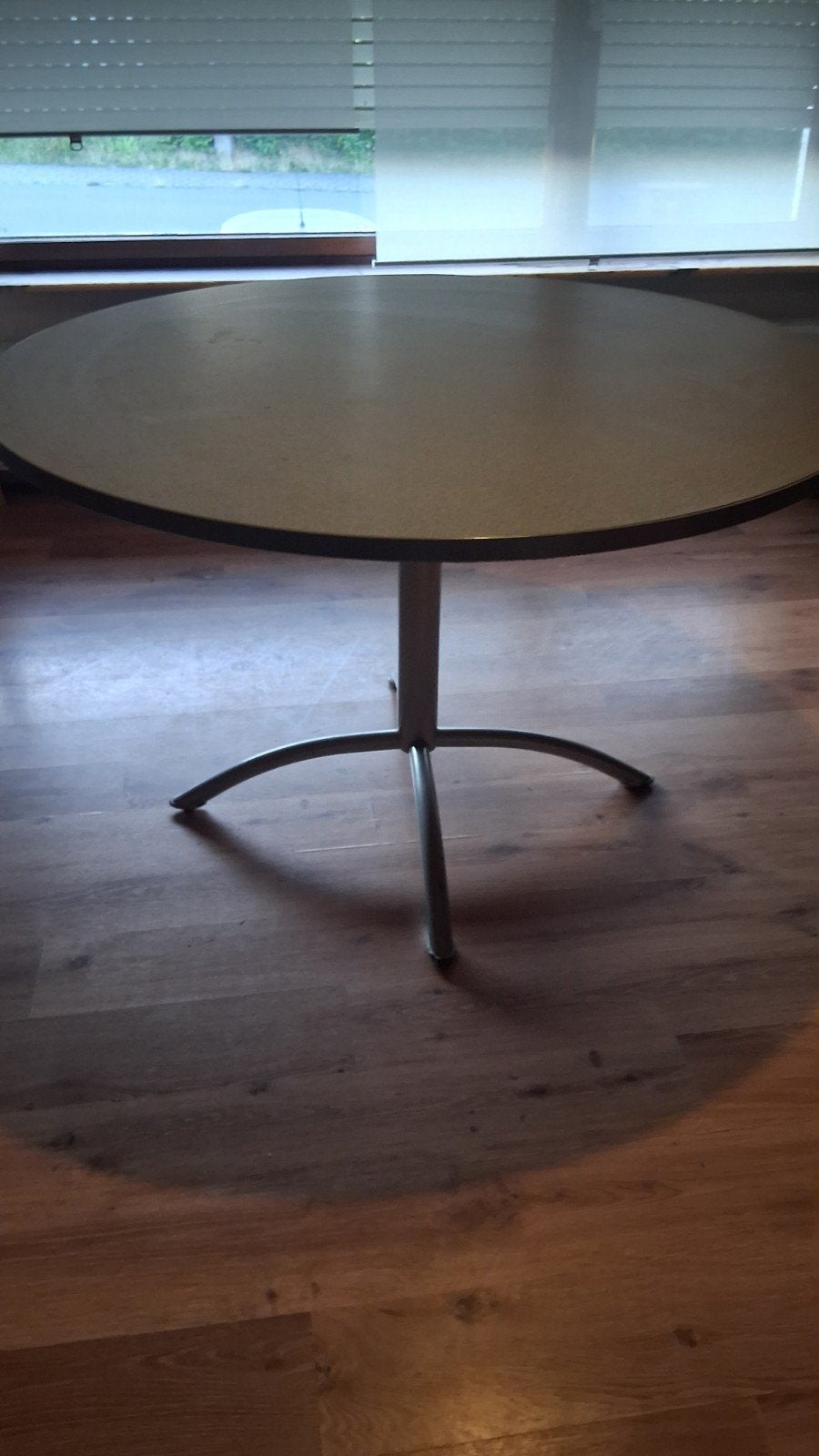Table ronde avec pied central, Maison & Meubles, 50 – 75, Rond, Métal, 100 à 150 cm