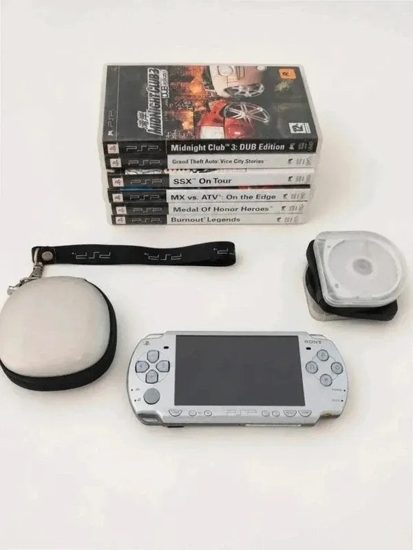 Sony PSP-2004 Slim & Lite Ice Silver + 7 games & draagtas, Consoles de jeu & Jeux vidéo, Autres couleurs, Enlèvement, Utilisé