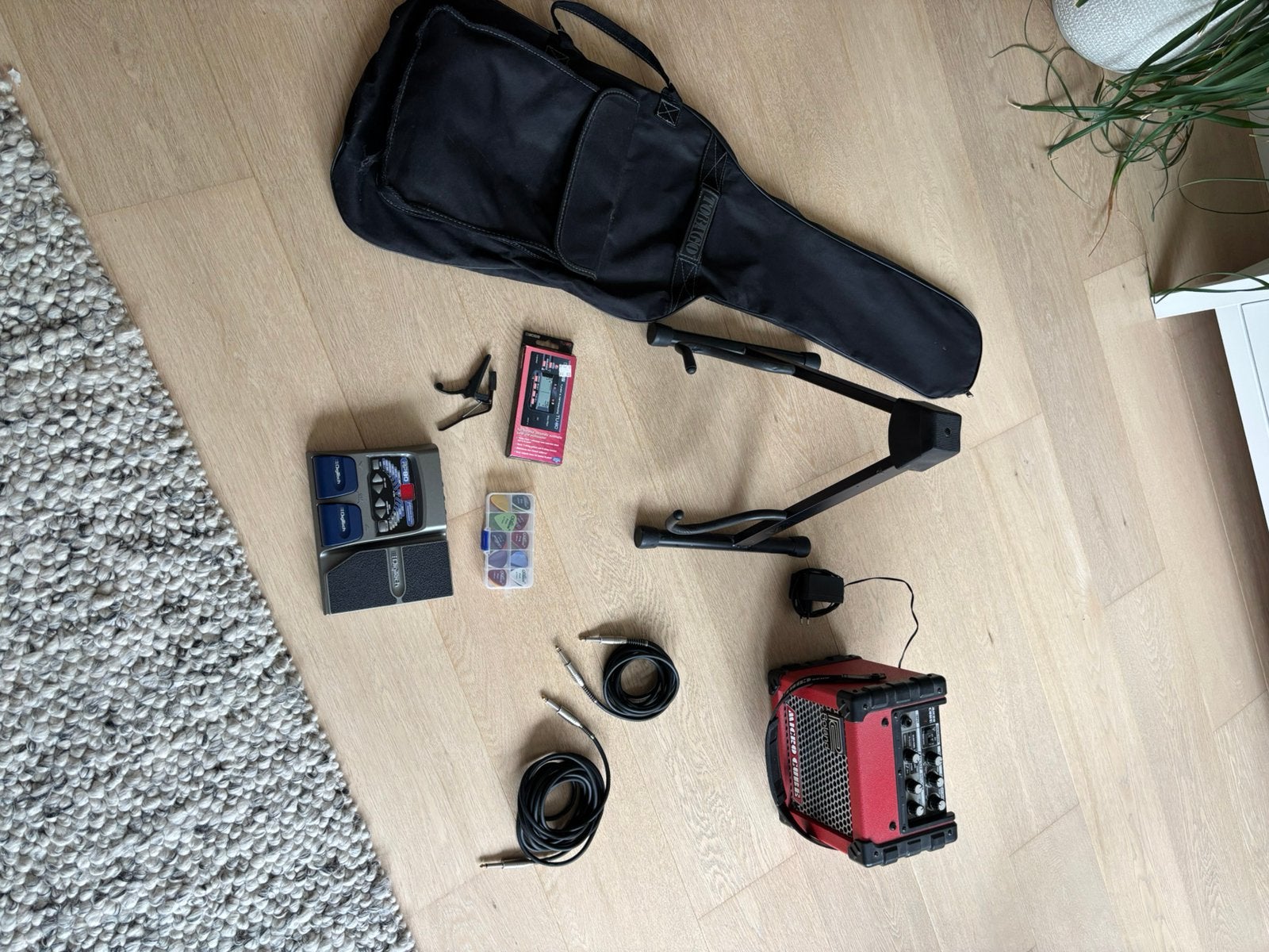 Versterker, gitaarstaander, gitaartas, Muziek en Instrumenten, Snaarinstrumenten | Gitaren | Akoestisch, Ophalen, Zo goed als nieuw