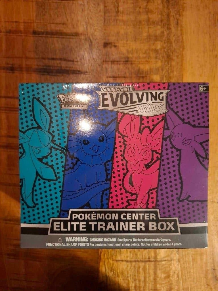 Evolving Skies Elite Trainer Box Pokémon Center, Ophalen of Verzenden, Nieuw, Boosterbox, Foil