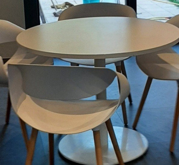 Table blanche sans chaises, Enlèvement
