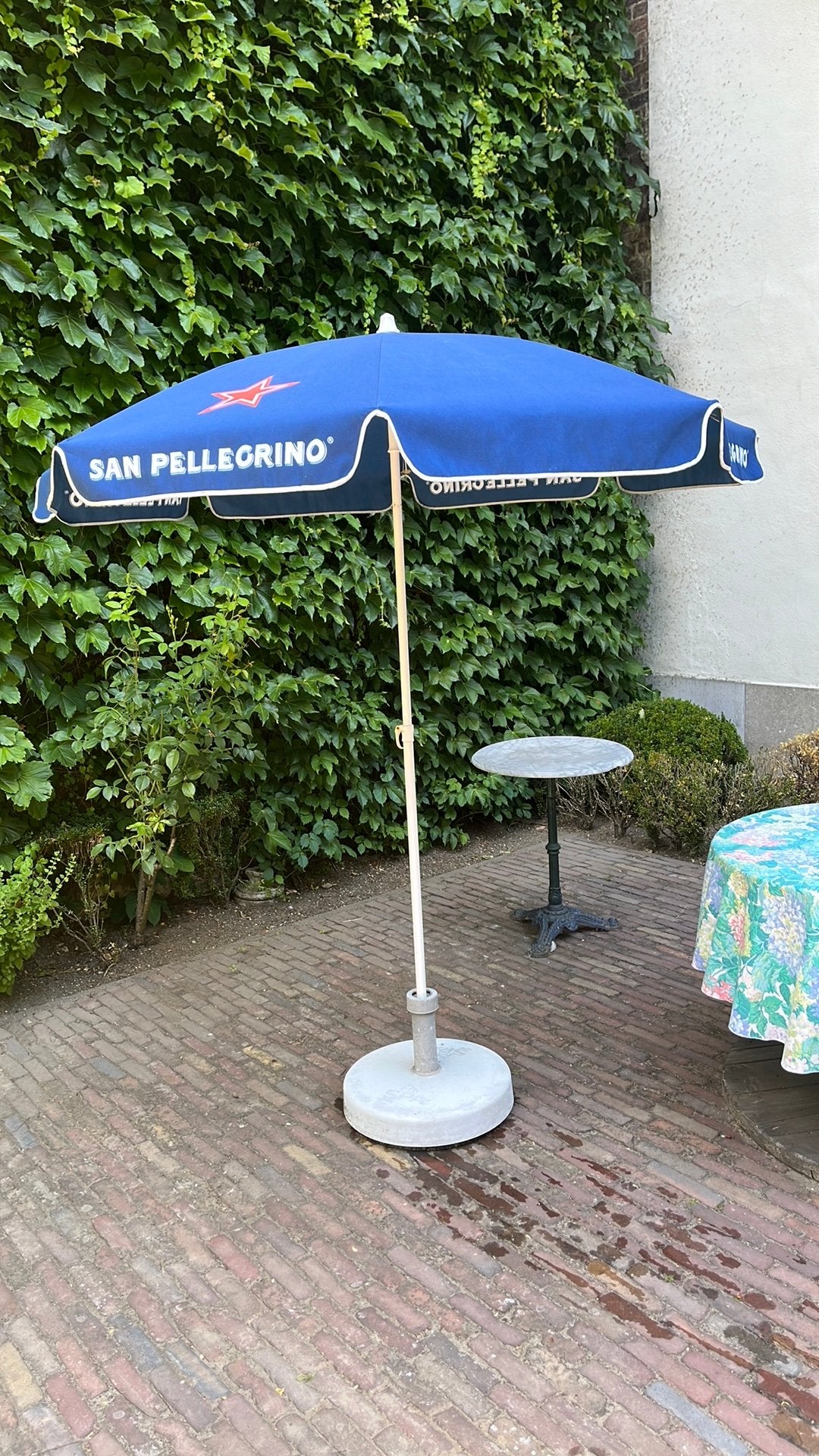 Parasol + pied, Enlèvement, Utilisé
