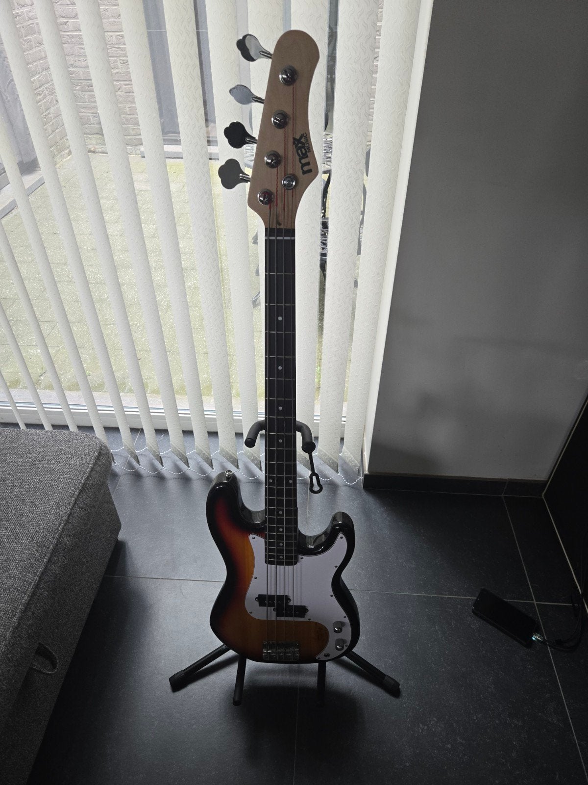 Basgitaar Max met statief, Muziek en Instrumenten, Snaarinstrumenten | Gitaren | Bas, Ophalen