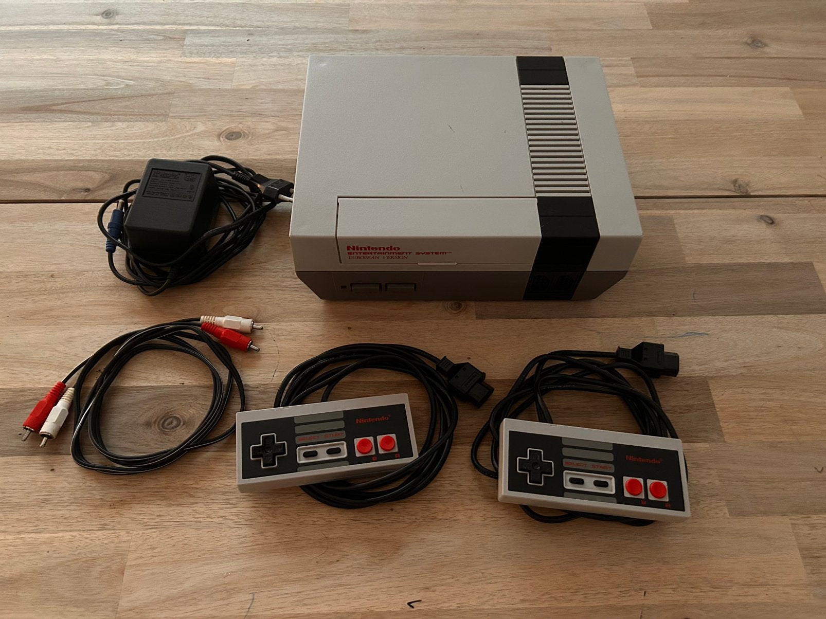 Nintendo NES + 2 controllers, Ophalen of Verzenden, Zo goed als nieuw