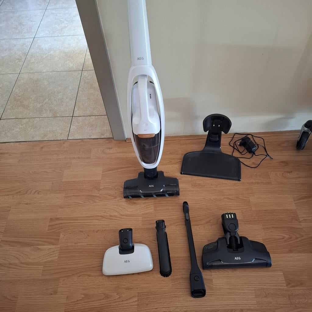 Aspirateur balai AEG QX7, Electroménager, Aspirateurs, Comme neuf, Enlèvement