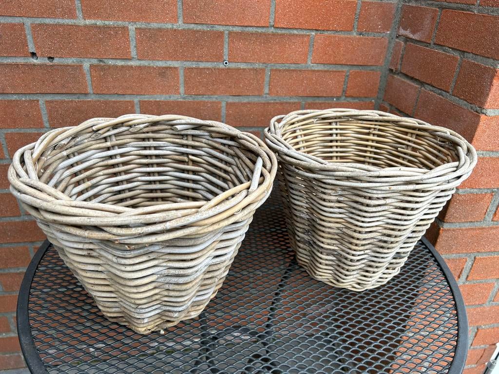 Twee bloempotten in riet, Tuin en Terras, Ophalen, Gebruikt, Overige materialen