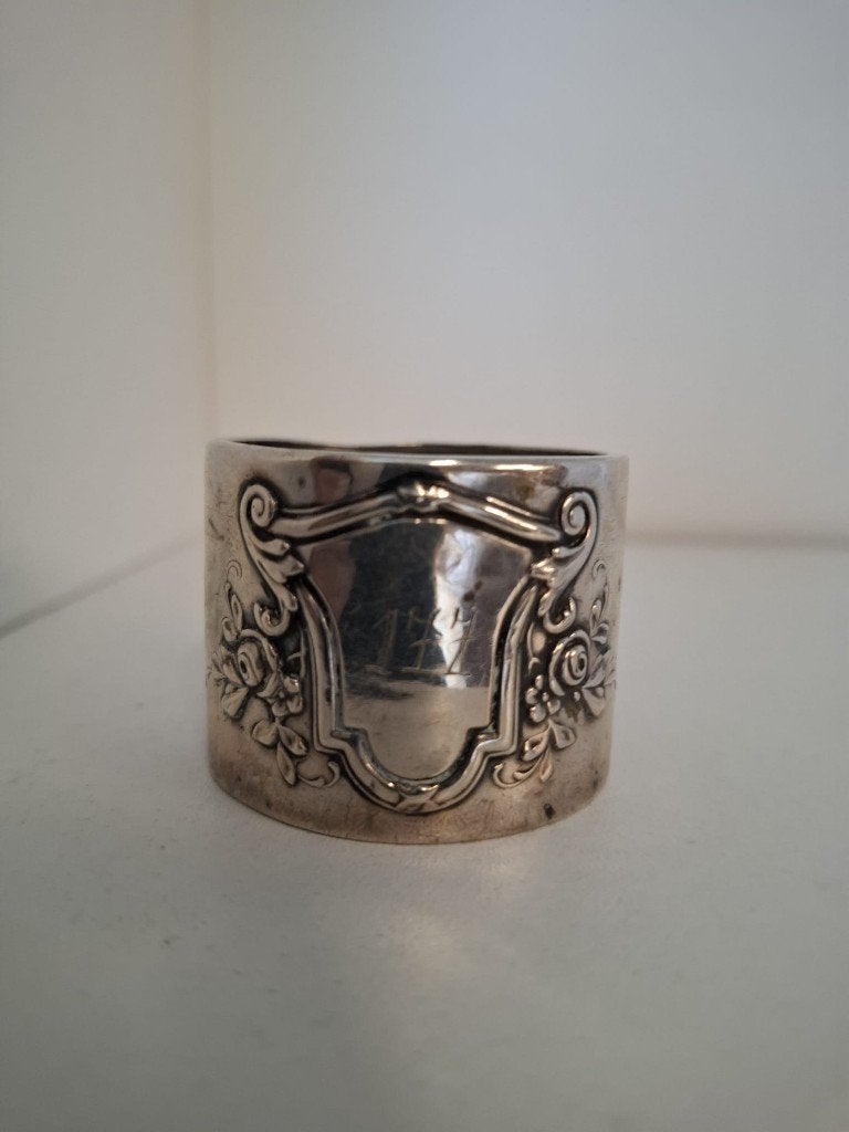Antieke zilveren servetring met bloemmotief en initialen, Antiek en Kunst, Ophalen of Verzenden, Zilver
