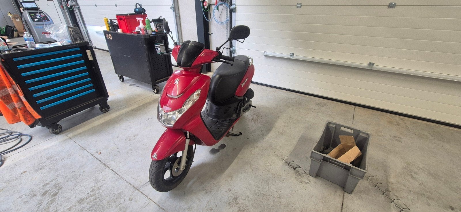Scooter A klasse: Peugeot kisbee 4t, Fietsen en Brommers, Brommers | Peugeot, Gebruikt, Klasse A (25 km/u), Ophalen