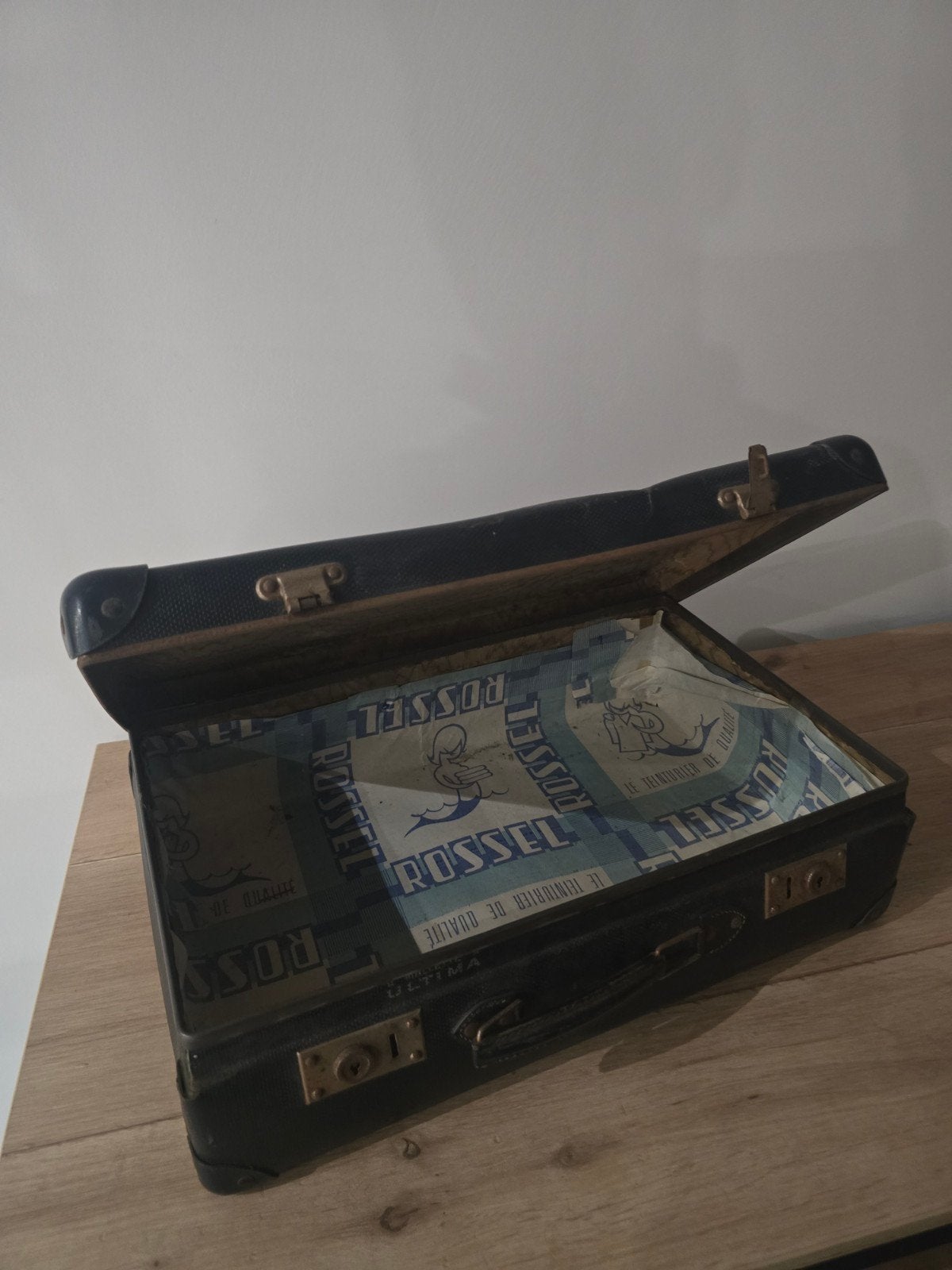 Ancienne valise vintage noire – intérieur publicitaire Rosse, Enlèvement ou Envoi
