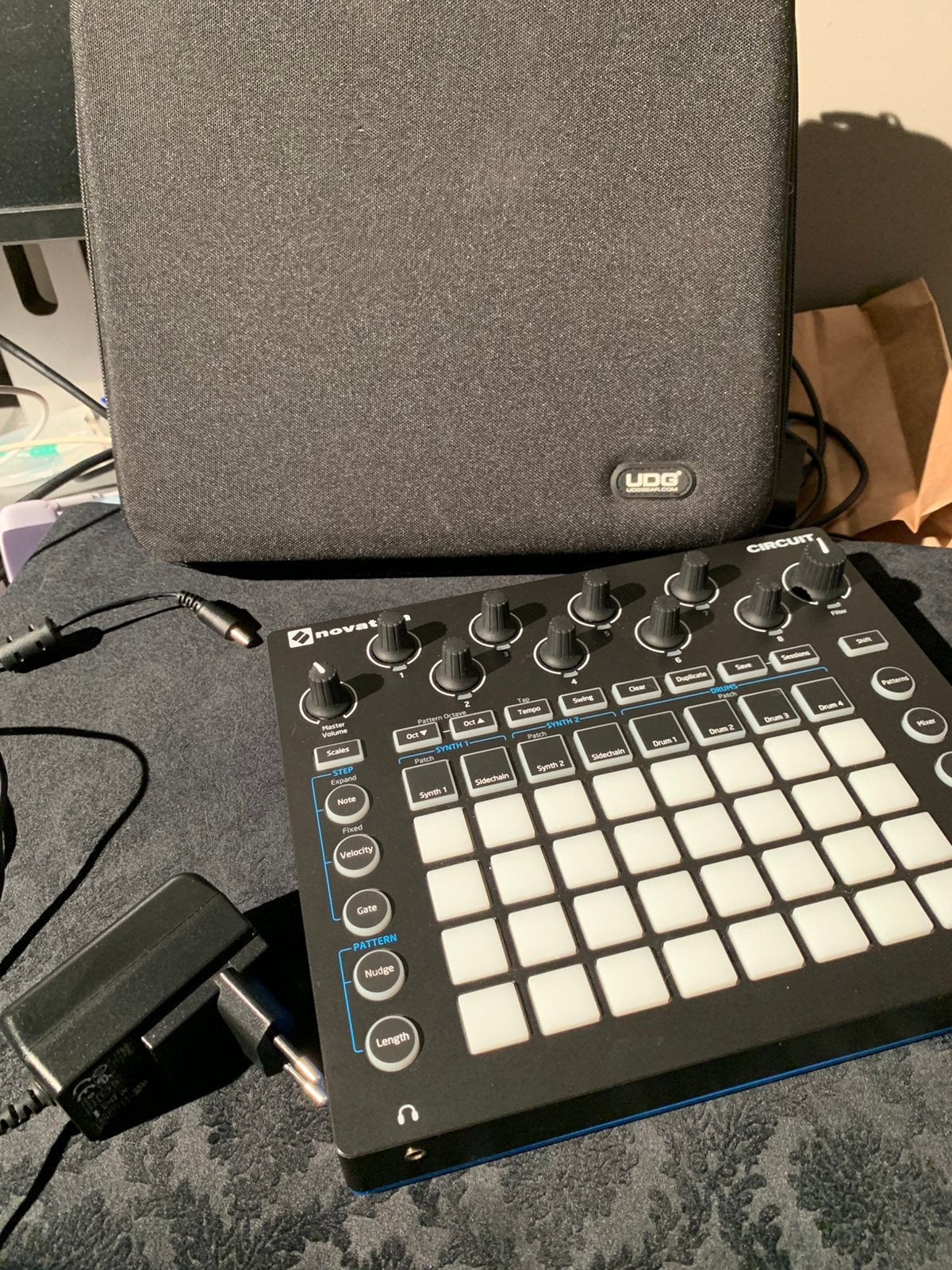 Novation Circuit (met case en power adapter), Muziek en Instrumenten, Drumcomputers, Ophalen, Zo goed als nieuw
