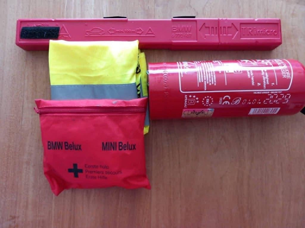 Kit légal voiture BMW ( 4 pièces) + Extincteur BENOR, Enlèvement
