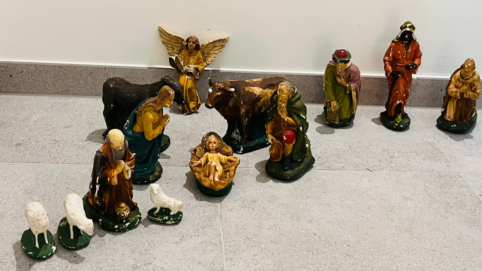 Antieke kerststal figuren, Ophalen