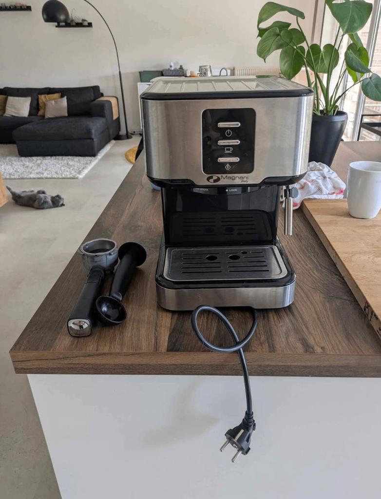 Machine à café Magnani avec fonction vapeur intégrée, Electroménager, Café moulu, Réservoir d'eau amovible, Comme neuf, Enlèvement