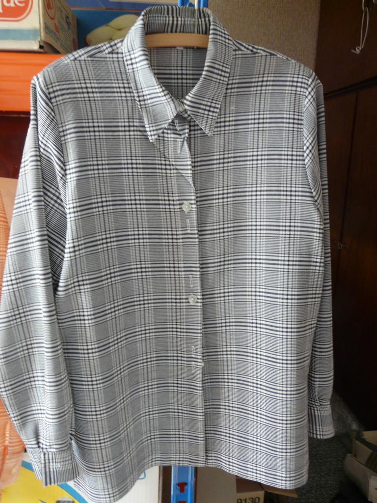 Nog als nieuw: 2 damesbloezen met fijn ruitmotief maat L, Kleding | Dames, Ophalen, Zo goed als nieuw, Maat 42/44 (L), Wit