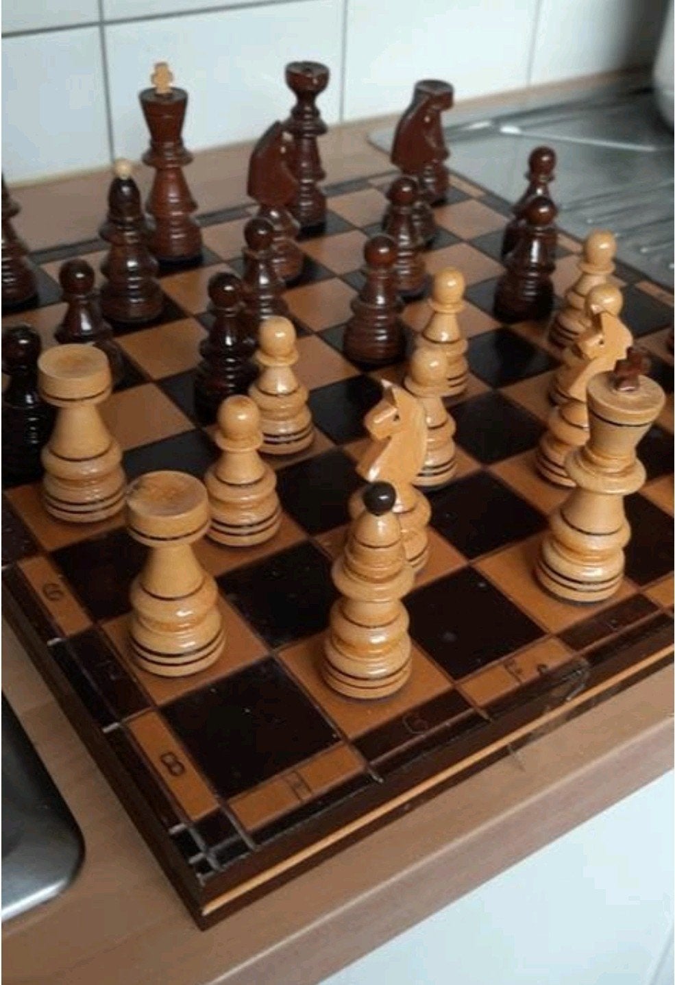 Beau jeu d'échecs vintage avec des pièces d'échecs en bois e, Hobby & Loisirs créatifs, Jeux de société | Jeux de plateau, Enlèvement ou Envoi