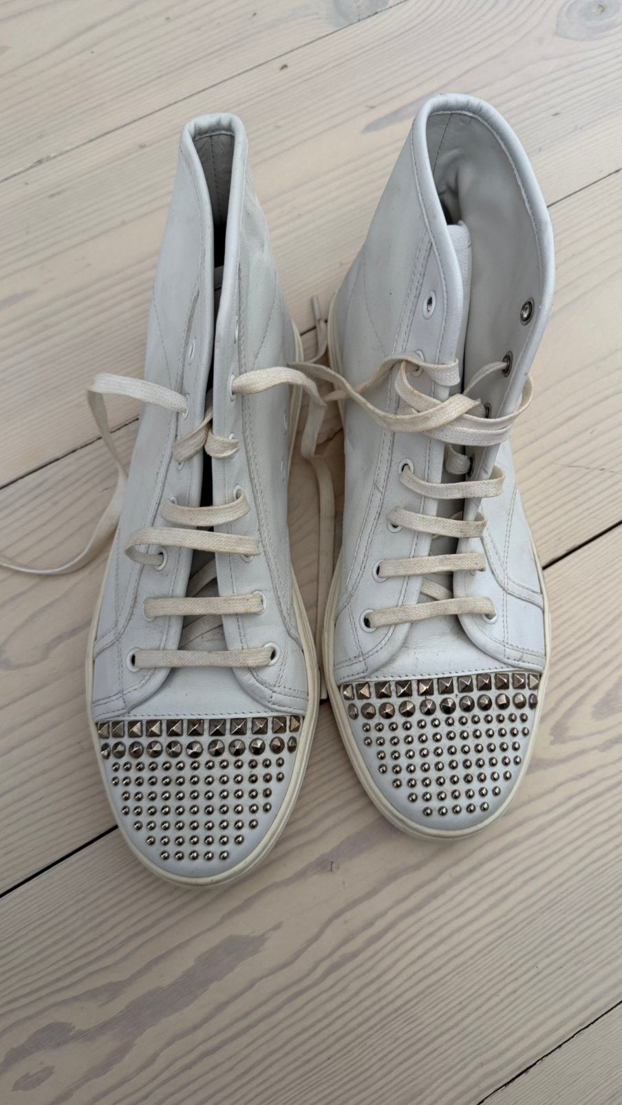 Gucci sneakers met studs, Vêtements | Femmes, Chaussures, Enlèvement ou Envoi, Blanc, Sneakers et Baskets