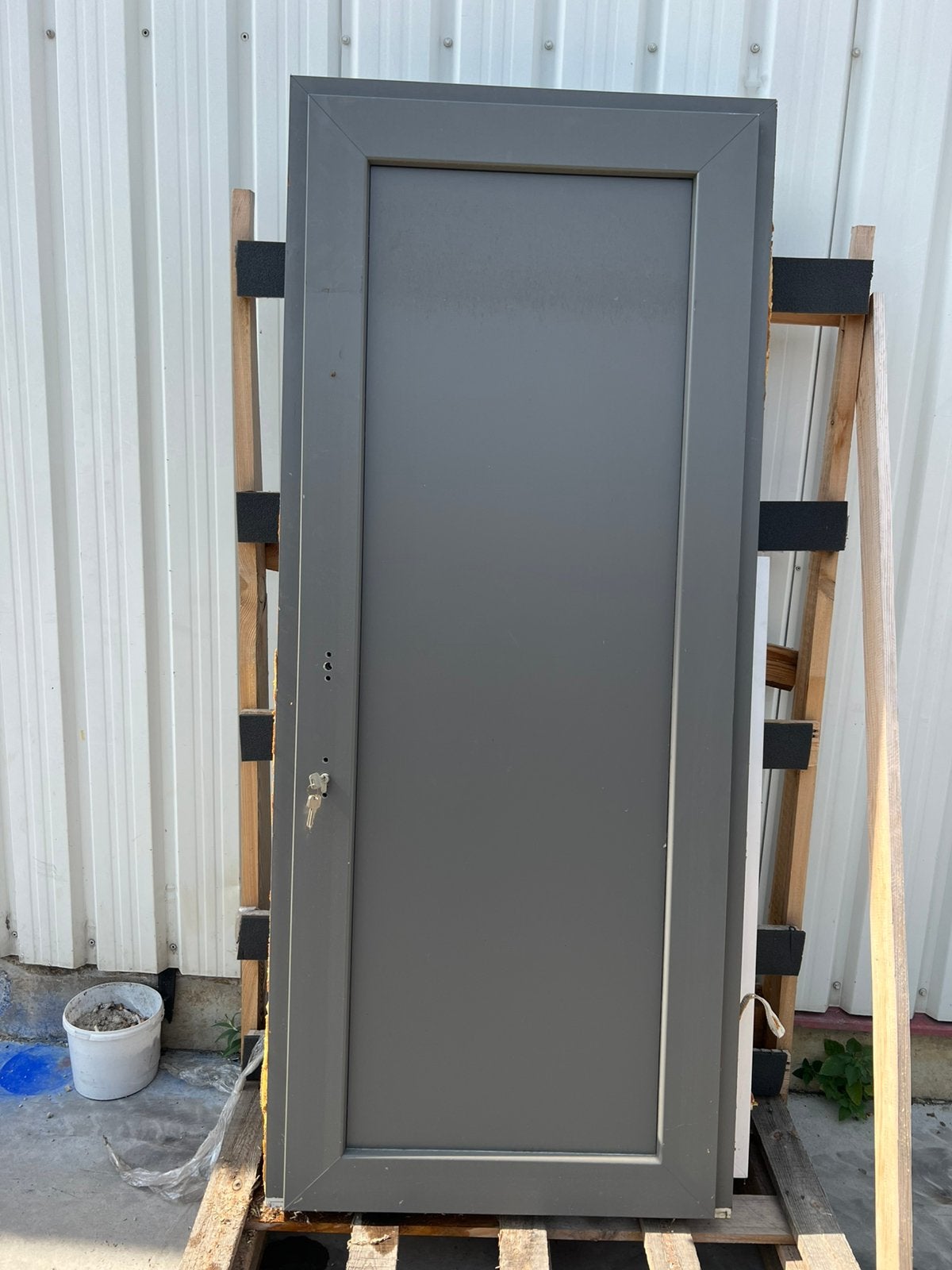 Porte fenêtre 86cmx2m3cm gris kwartz ext blanc int 450€, Bricolage & Construction, Châssis de fenêtre, 75 à 150 cm, Comme neuf
