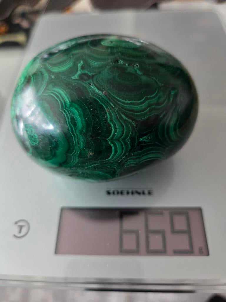 Gepolijste Malachiet Steen - 669 gram, Handtassen en Accessoires, Edelstenen, Ophalen