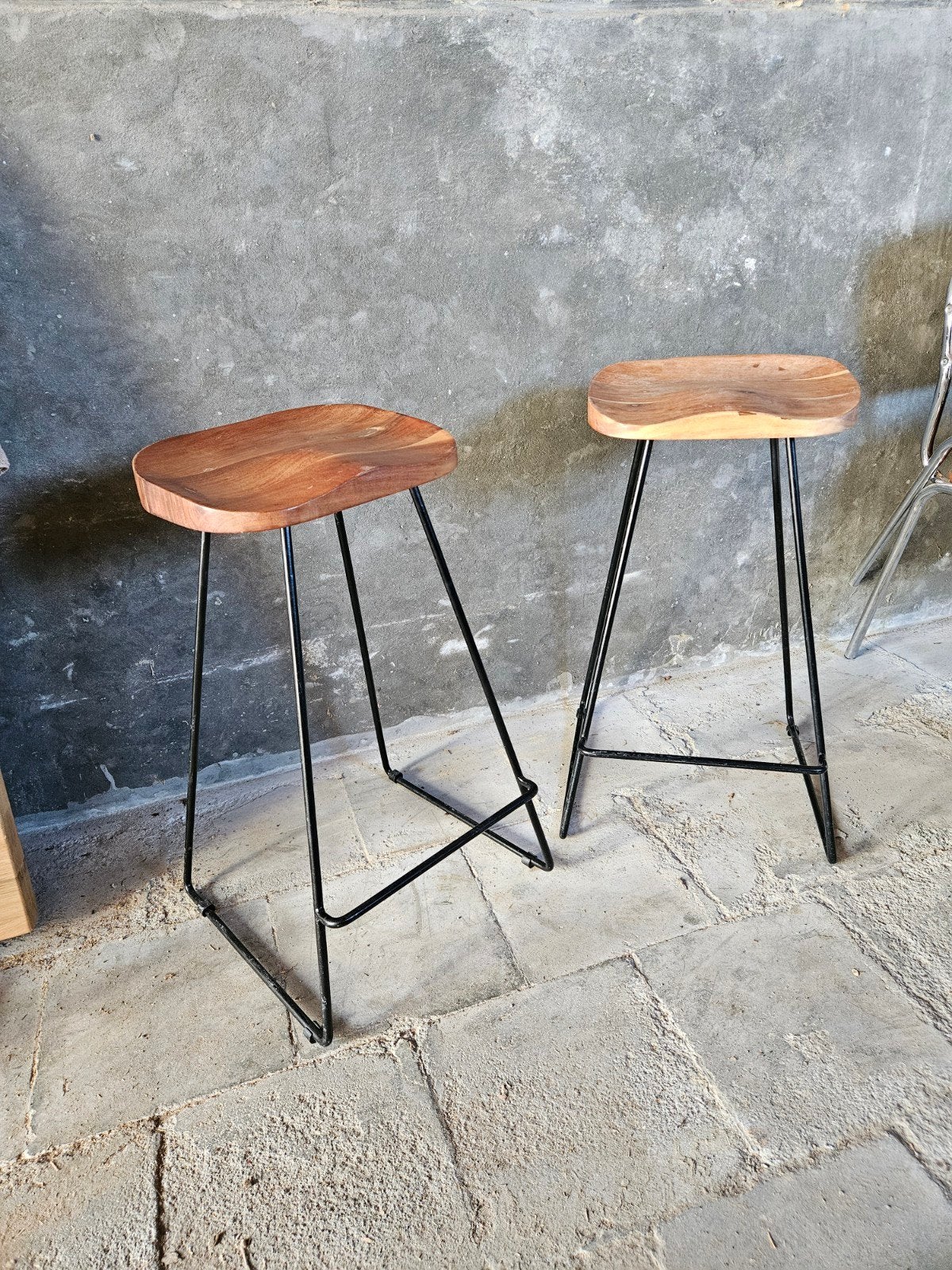 Chaises et tabourets industriels, Enlèvement
