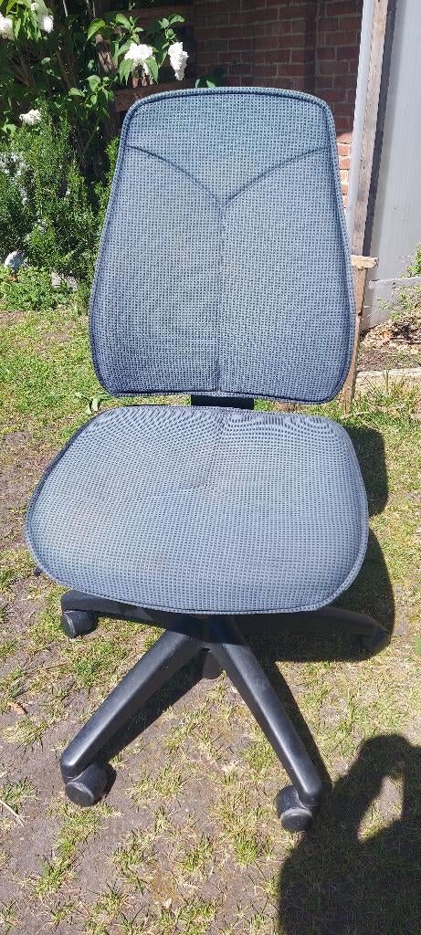 stevige bureaustoel     GRATIS, Huis en Inrichting, Bureaustoelen, Ophalen, Gebruikt, Grijs, Bureaustoel