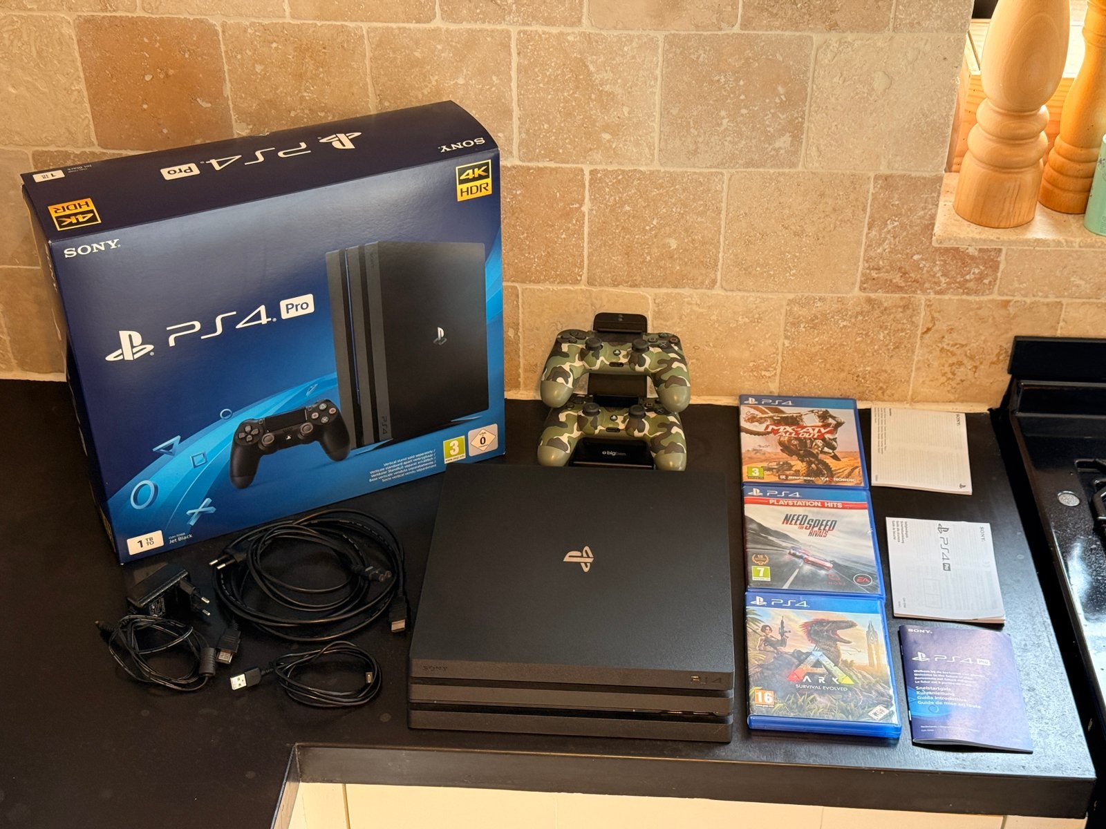 Playstation 4 pro 1TB - Originele doos - extra games, Ophalen, Met games, Met 2 controllers, Zo goed als nieuw