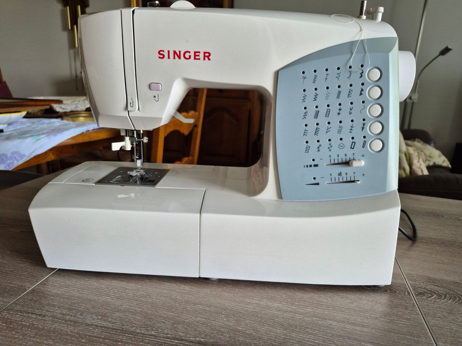 SINGER computergestuurde naaimachine, 22 ingebouwde steken, Hobby en Vrije tijd, Ophalen, Gebruikt, Naaimachine, Singer