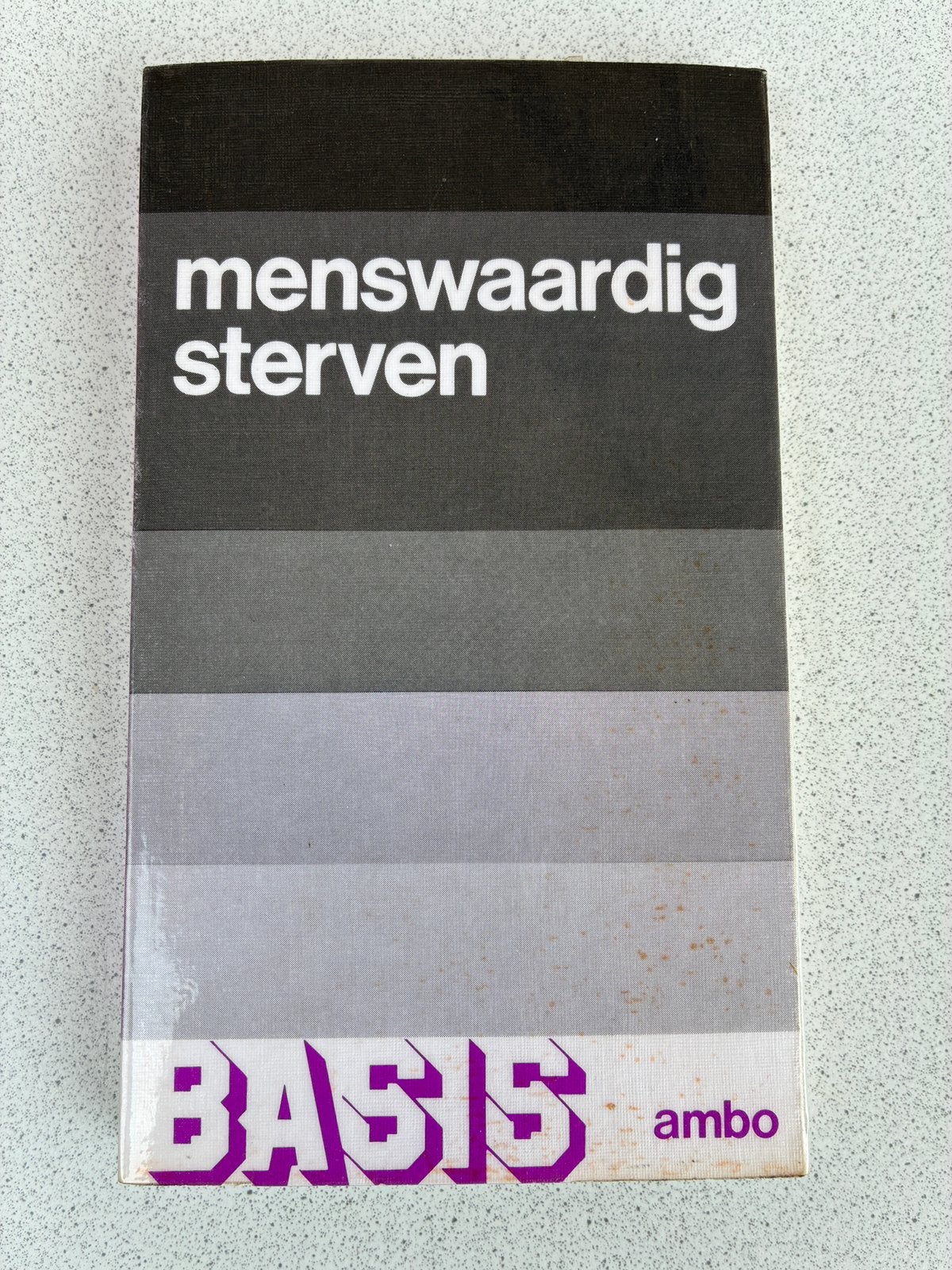 Boek : Menswaardig sterven, Ophalen of Verzenden, Zo goed als nieuw