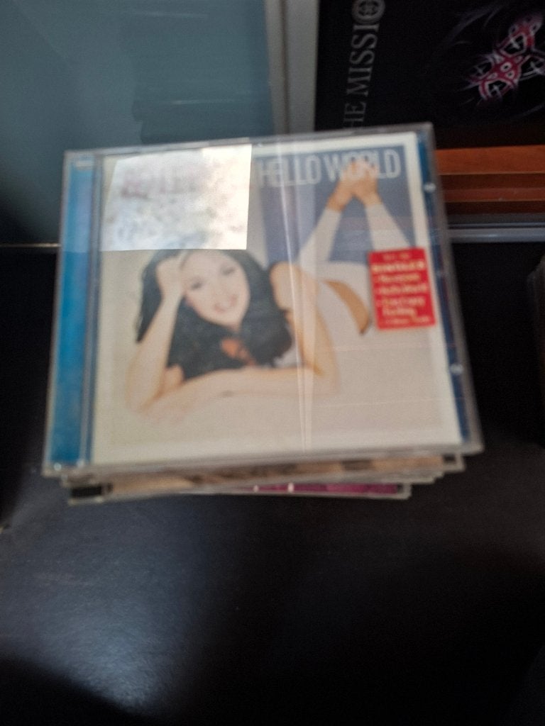 cd - belle perez - hello world, Pop, Ophalen of Verzenden, Zo goed als nieuw, Inclusief boekje