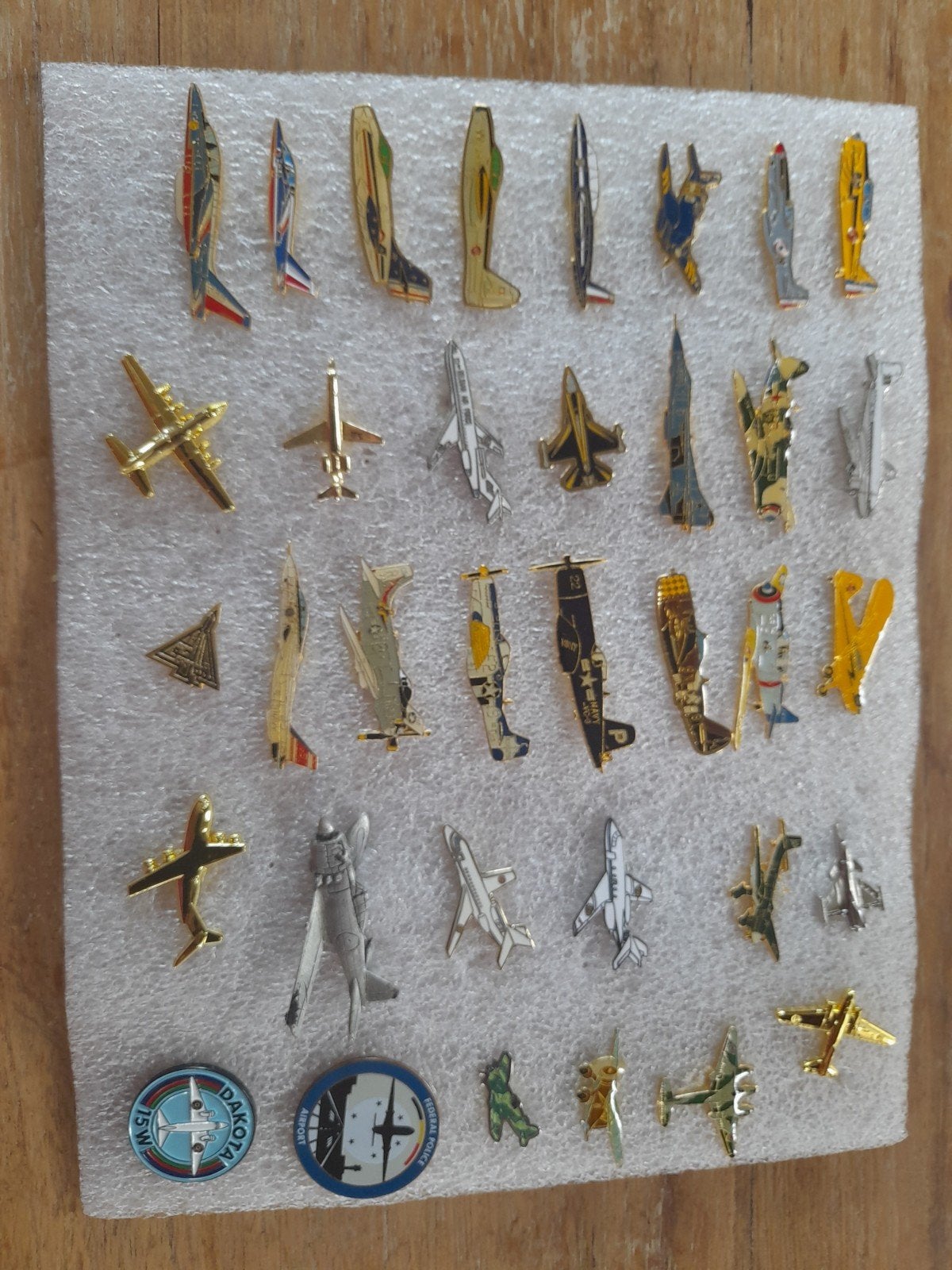lot (35 stuks) borstspelden/pins vliegtuigen waaronder a, Enlèvement ou Envoi, Neuf, Écusson, Insigne ou Logo