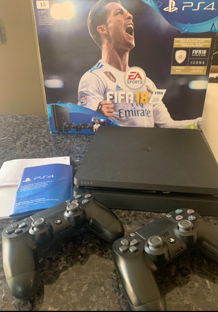 PlayStation 4 met 4 extra games, Ophalen, Online, Zo goed als nieuw, Vanaf 7 jaar