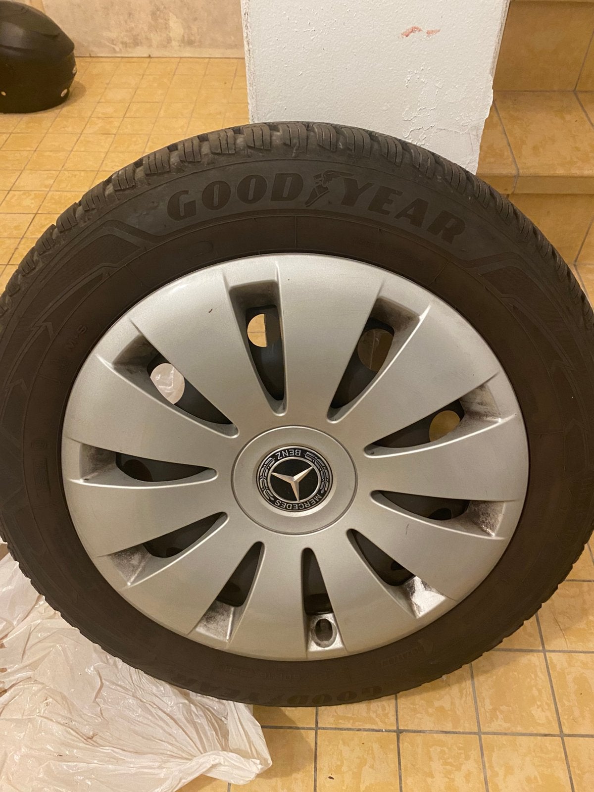 4 pneus «GOODYEAR ULTRA GRIP 9» sur jantes en tôle Mercedes, Pneus et Jantes, Pneus hiver, 16 pouces, Véhicule de tourisme