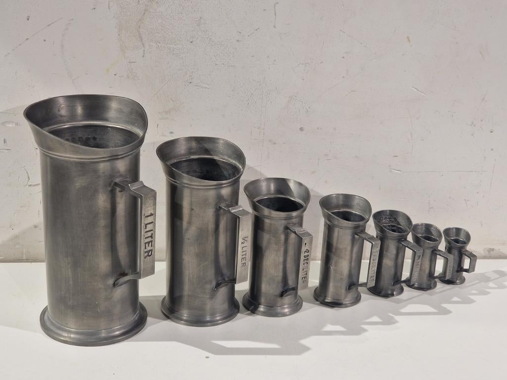 7 tinnen maatbekers,  1 liter tot 1cl , gestempeld 90% tin, Antiek en Kunst, Ophalen of Verzenden