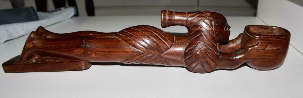 Statue africaine en bois femme allongée bras tendu, Enlèvement ou Envoi