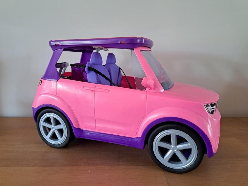 Barbie auto SUV, omvormbaar tot podium, de wielen draaien, Kinderen en Baby's, Speelgoed | Poppen, Ophalen of Verzenden, Zo goed als nieuw